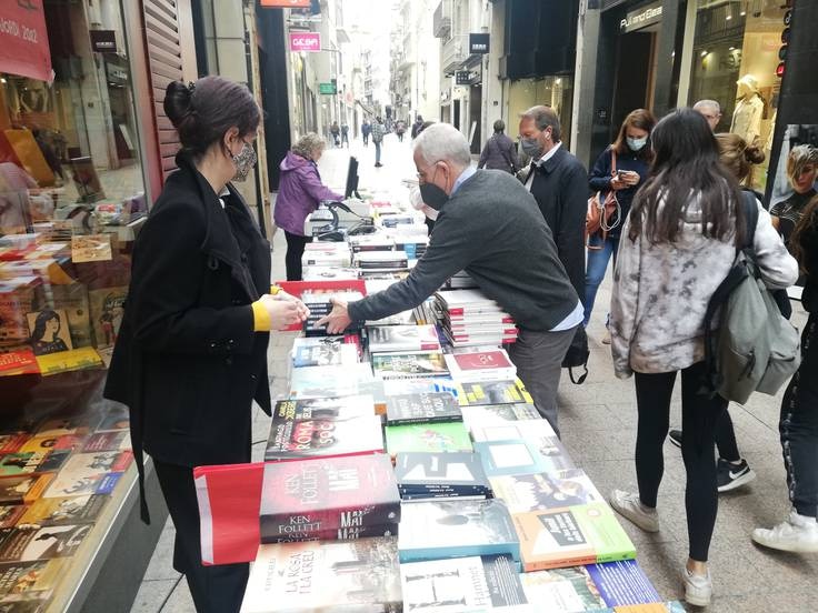 Fotografia parada al carrer davant la llibreria Caselles