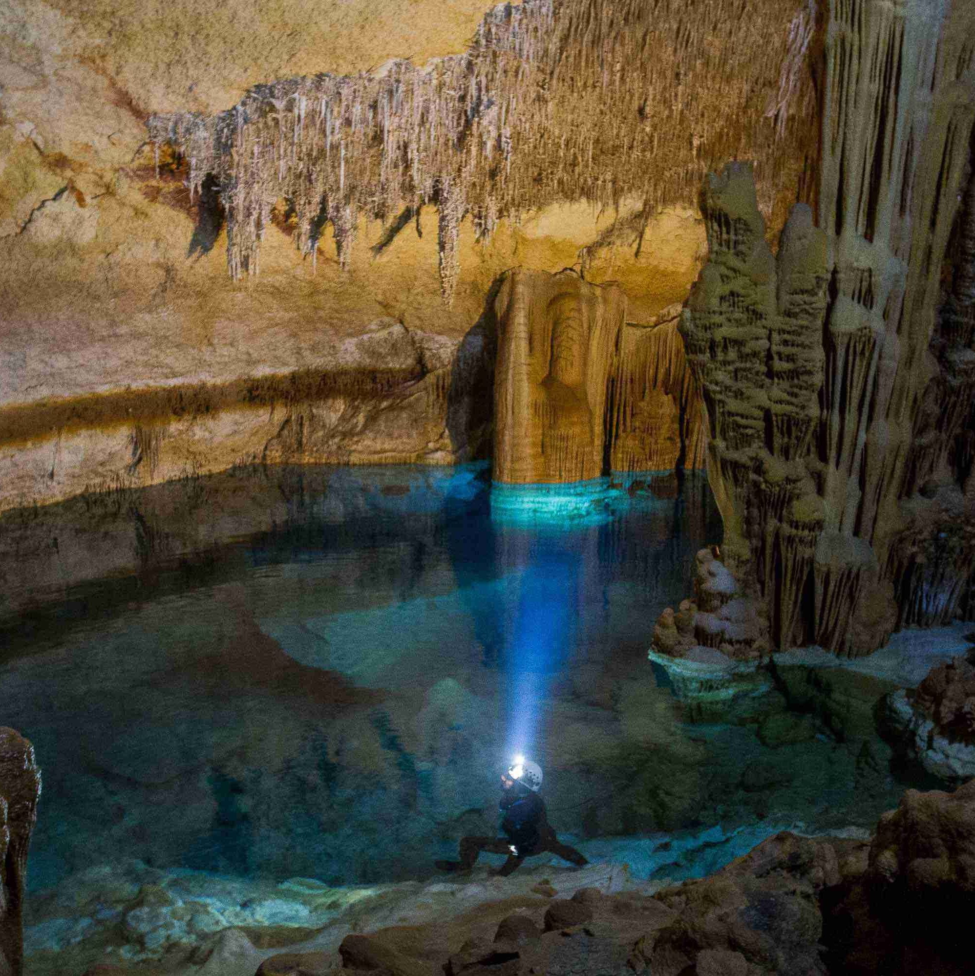 Un espeleólogo explorando la Cova des Coloms