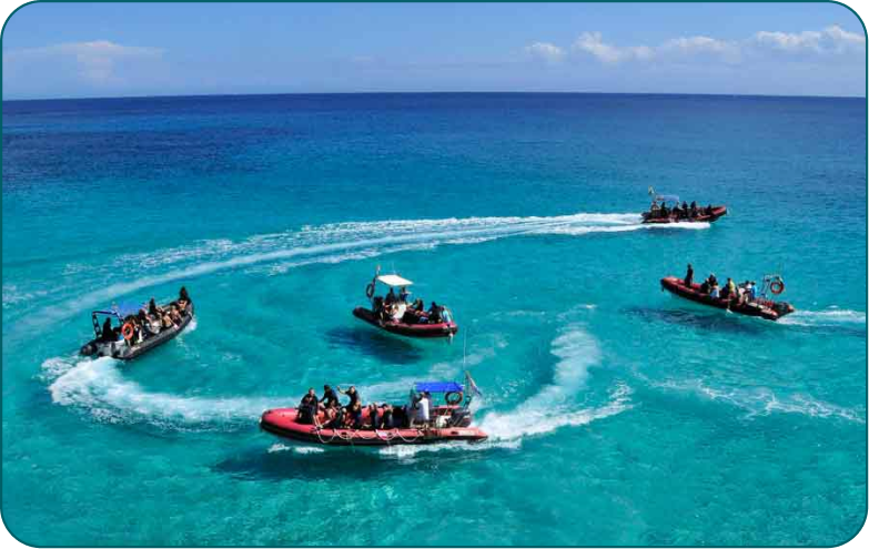 Paseo de varios barcos por calas vírgenes