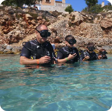 Cuatro clientes de SKUALO realizando el curso de PADI Scuba Diver