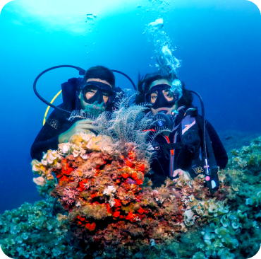 Dos clientes de SKUALO realizando el curso de PADI Rescue