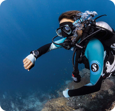 Un cliente de SKUALO realizando el curso de PADI Instructor