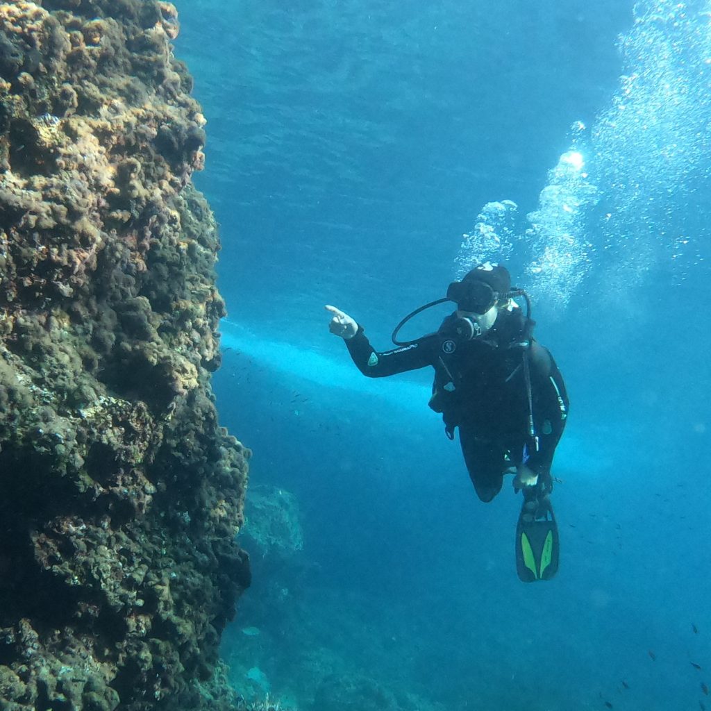 Un cliente de SKUALO realizando el curso de Discover Scuba Diver