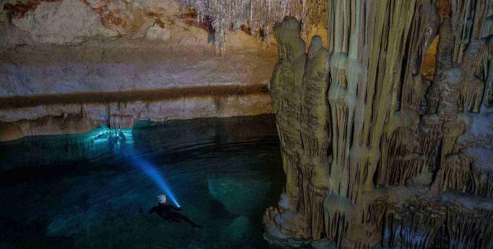 Un espeleólogo explorando la Cova des Coloms