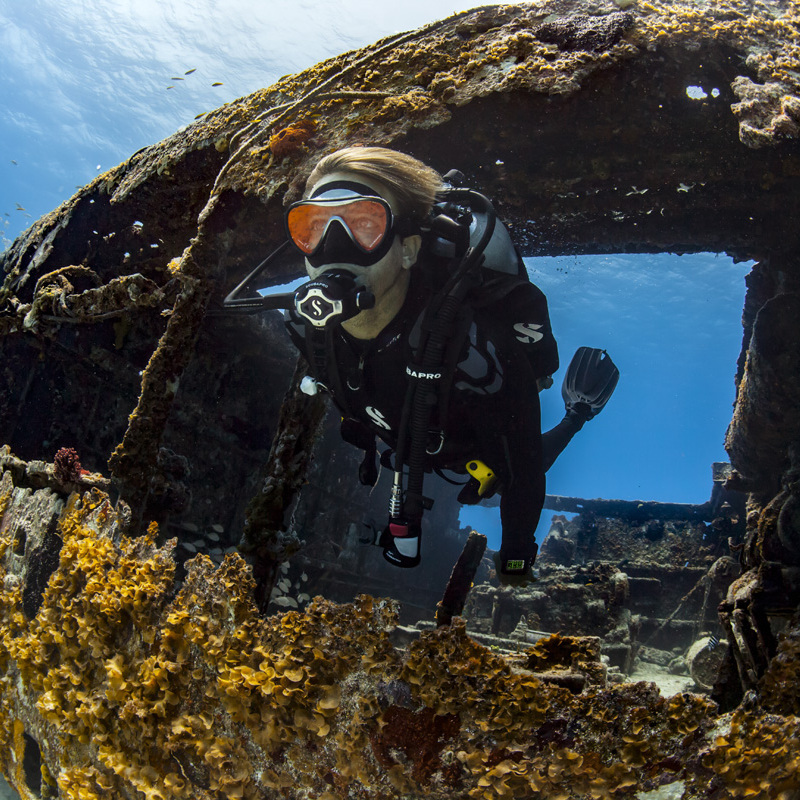 Un cliente de SKUALO realizando el curso de Padi Advanced Open Water Diver