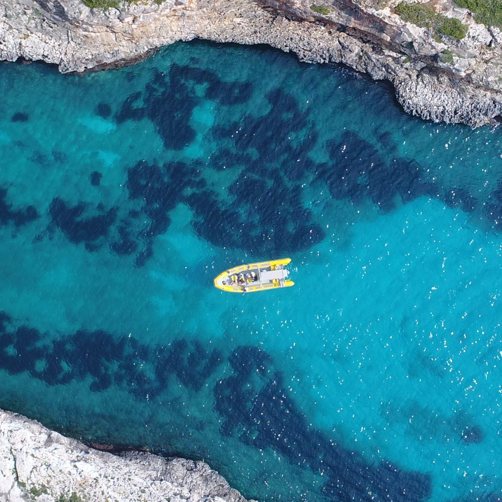 Un barco en medio del mar Mediterráneo