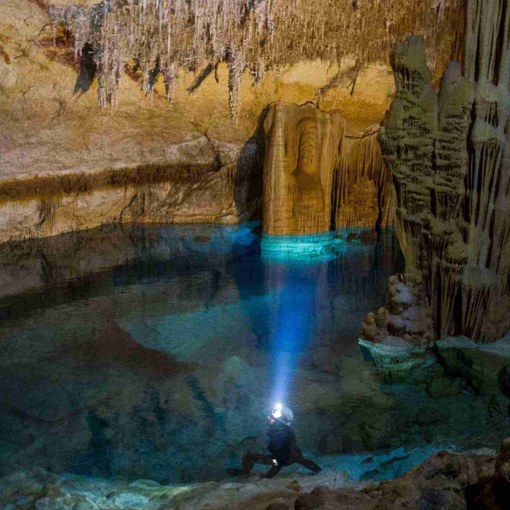 Un espeleólogo explorando la Cova des Coloms