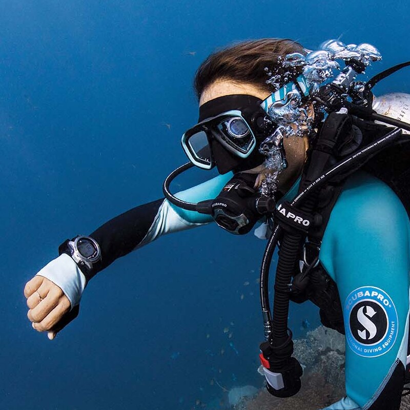 Un cliente de SKUALO realizando el curso de Padi Dive Master