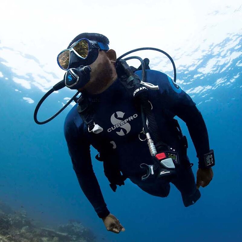 Un cliente de SKUALO realizando el bautismo de buceo