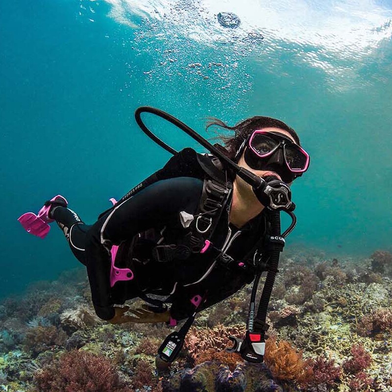 Un cliente de SKUALO realizando el curso de Padi Instructor