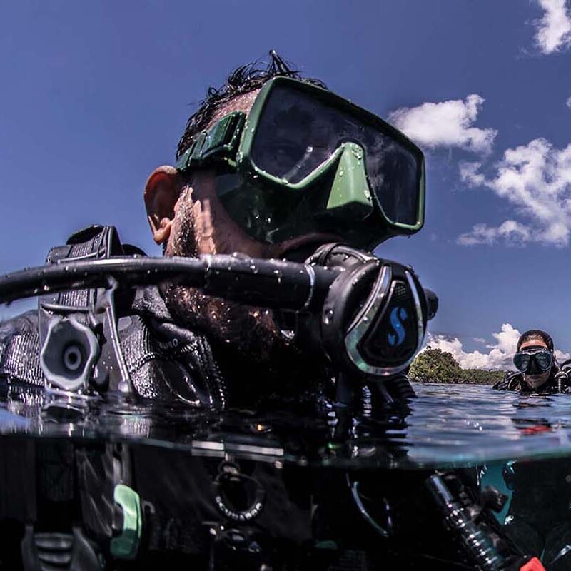 Un cliente de SKUALO realizando el curso de Padi Open Water