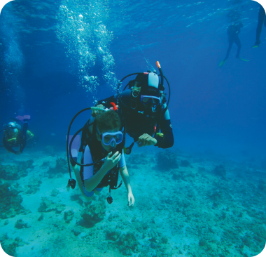 Dos clientes de SKUALO realizando el curso de PADI Open Water