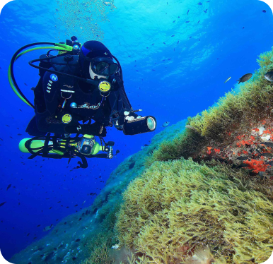 Un cliente de SKUALO realizando el curso de PADI Advanced Open Water