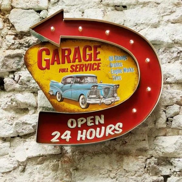 Senyal retro de "Garage full Service" amb un cotxe blau antic