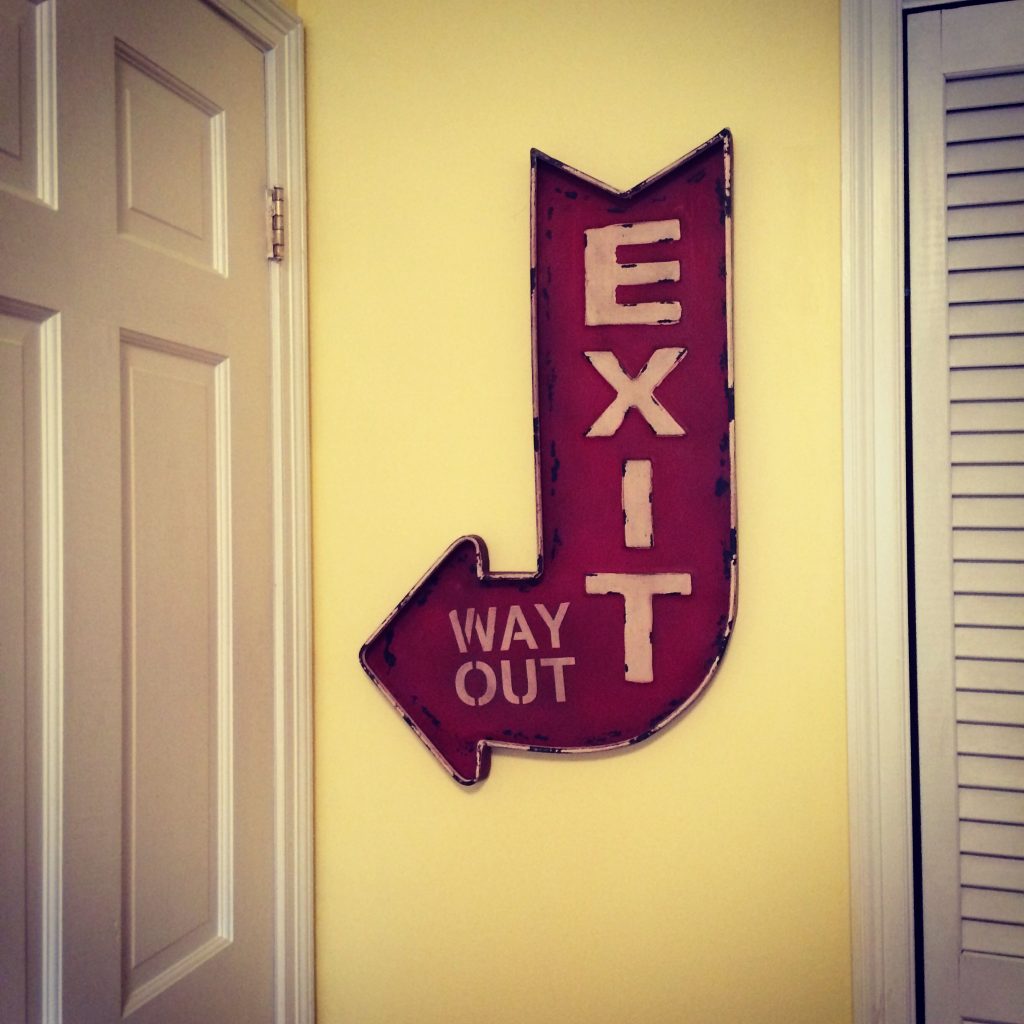 Senyal fletxa cap a baix "Exit. Way out"