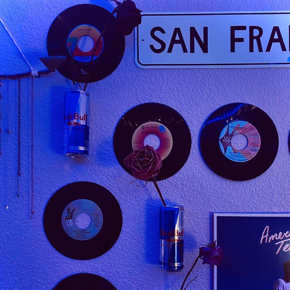 Pared amb senyal San Francisco i vinils de música