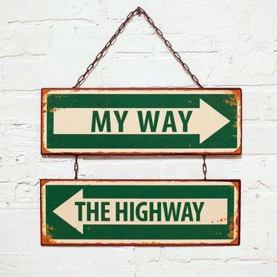 Dos senyals rectangulars. Una amb una fletxa cap a la dreta "My way" i una altra amb fletxa cap a l'esquerra "The highway"