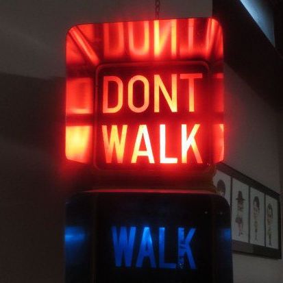 Senyal semàfor  "don't walk, walk" amb llums de color vermell i blau