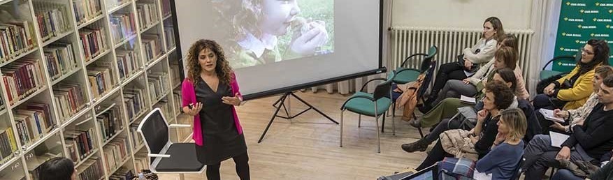 Imagen de una charla en una biblioteca