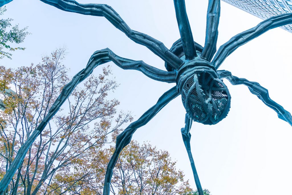 una gran estatua de araña con muchas patas