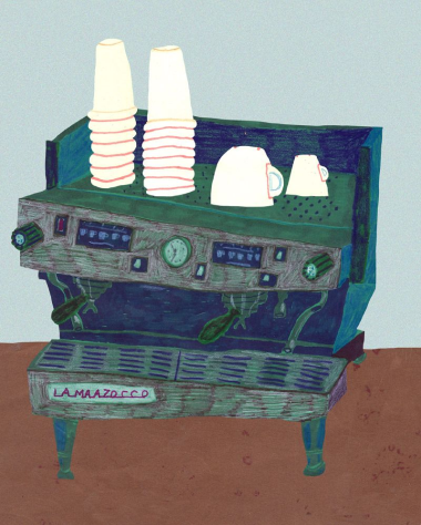 l·lustració pictòrica d’una màquina de cafè professional (estil La Marzocco) pintada amb colors vius i traç expressiu. La màquina és de color blau verdós amb detalls en tons foscos, carregada amb dues piles altes de gots de paper blancs (alguns amb ratlles vermelles) i dues tasses blanques de ceràmica. Té palanques, botons i indicadors visibles. L’estil és artístic i naïf, amb fons clar i terra marró.