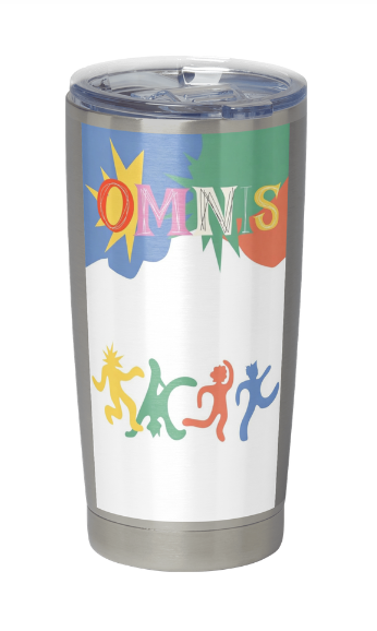 Vaso de viaje con tapa, con un diseño envolvente del logo de OMNIS y personajes sobre un fondo de paisaje abstracto.