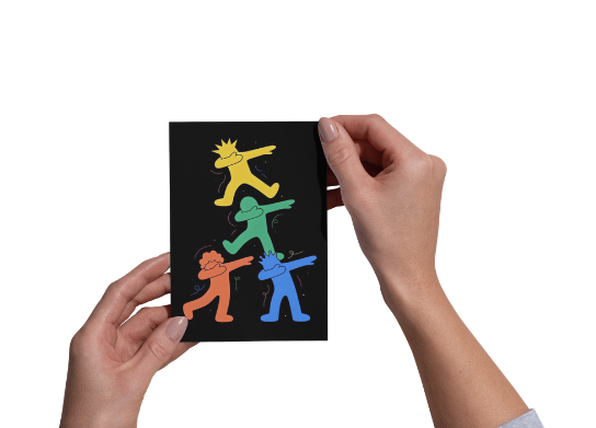 Tarjeta de felicitación o regalo con un diseño de tríptico que muestra a los personajes de OMNIS en una composición alegre y colorida, ideal para invitaciones al museo.
