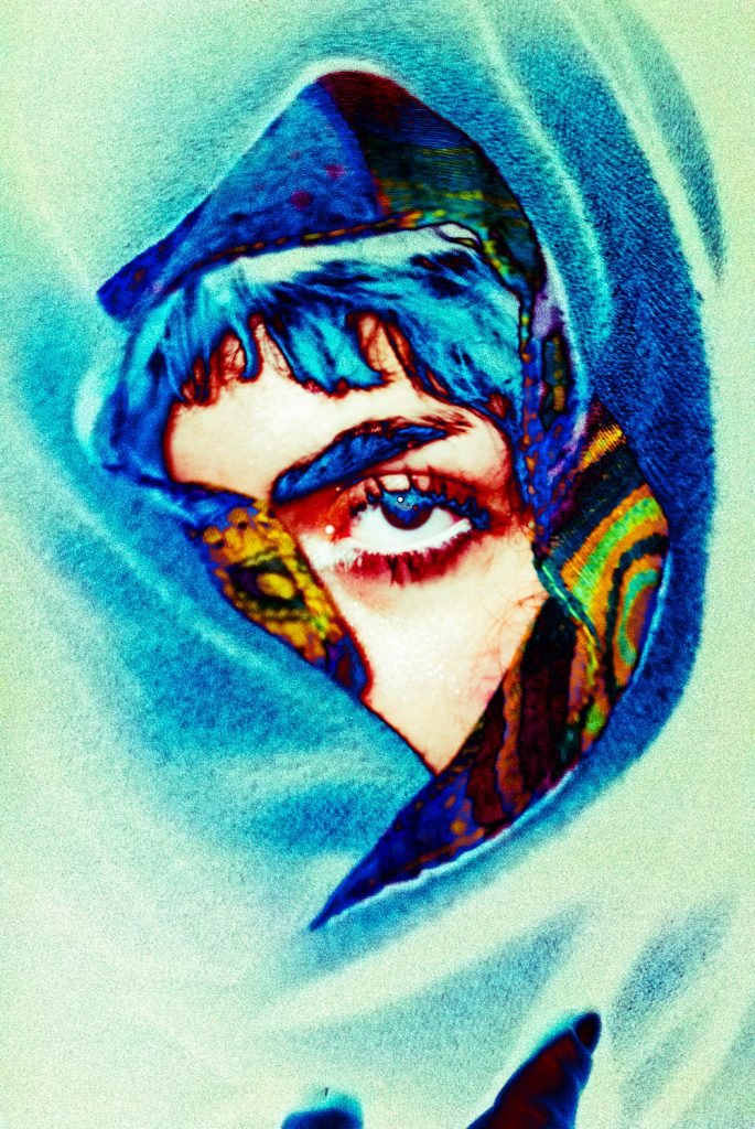 Fotografía alterada en la que se aprecia un ojo lanzando una mirada penetrante. La imagen está llena de ruido y con los colores modificados.