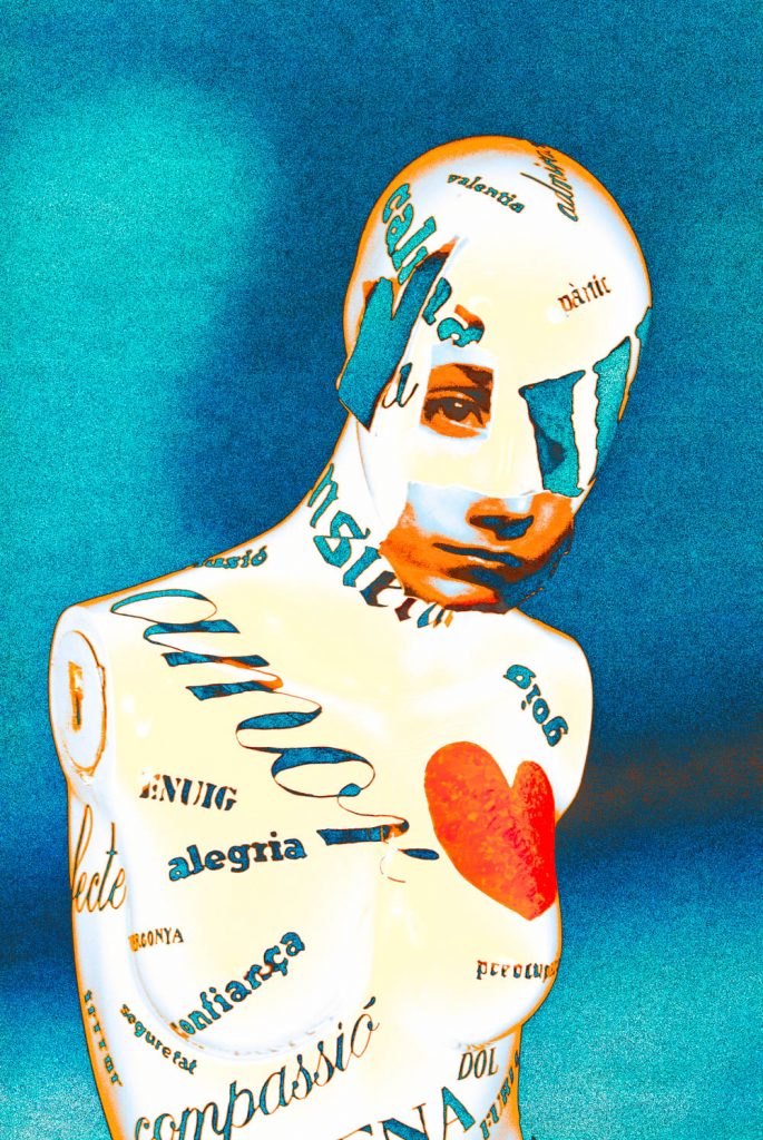 Fotografía artística, se representa a un maniquí en el que se ha adornado todo su cuerpo con sentimientos y estados de ánimo. La imagen busca atribuir de humanidad y aportar vida al maniquí, en conjunto a todas las palabras que acompañan su estética y esencia.