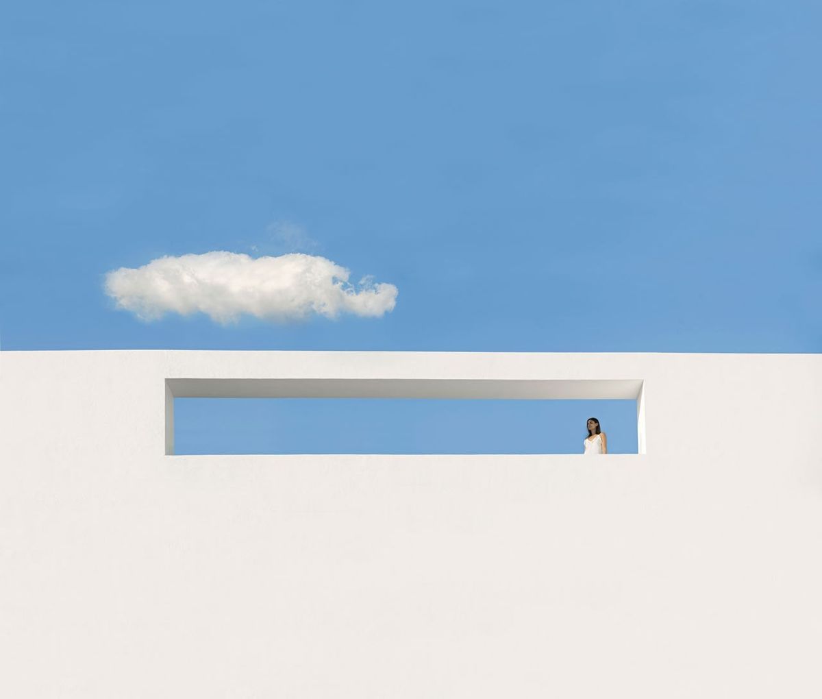 Imagen de un edificio simple minimalista blanco sobre un fondo azul como si fuera el cielo. Hay una persona en una especie de ventana.