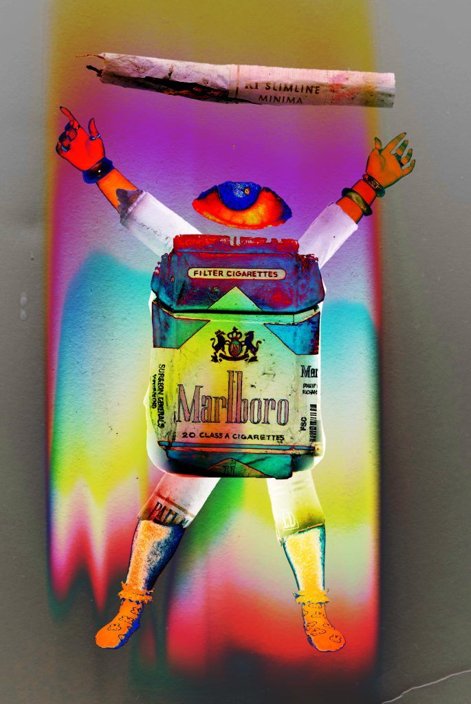Fotomontaje surrealista en el que se representa a una caja de tabaco antropomórfica alabando a un cigarrillo quemado. La imagen representa a la figura con un aura multicolor, aportando a la imagen una ambientación onírica.
