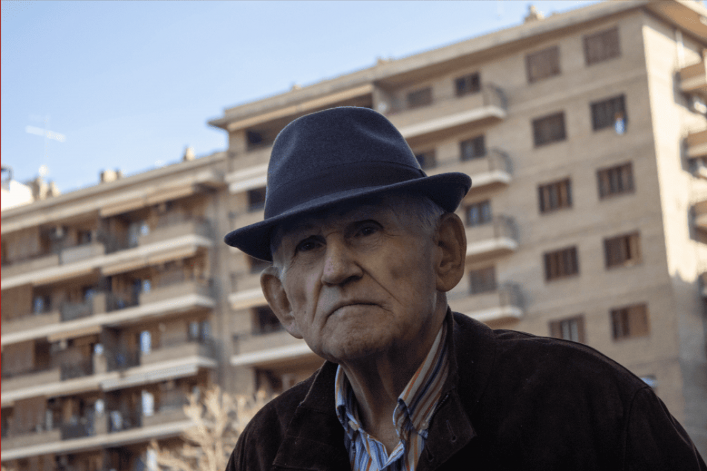 Home gran amb gorro