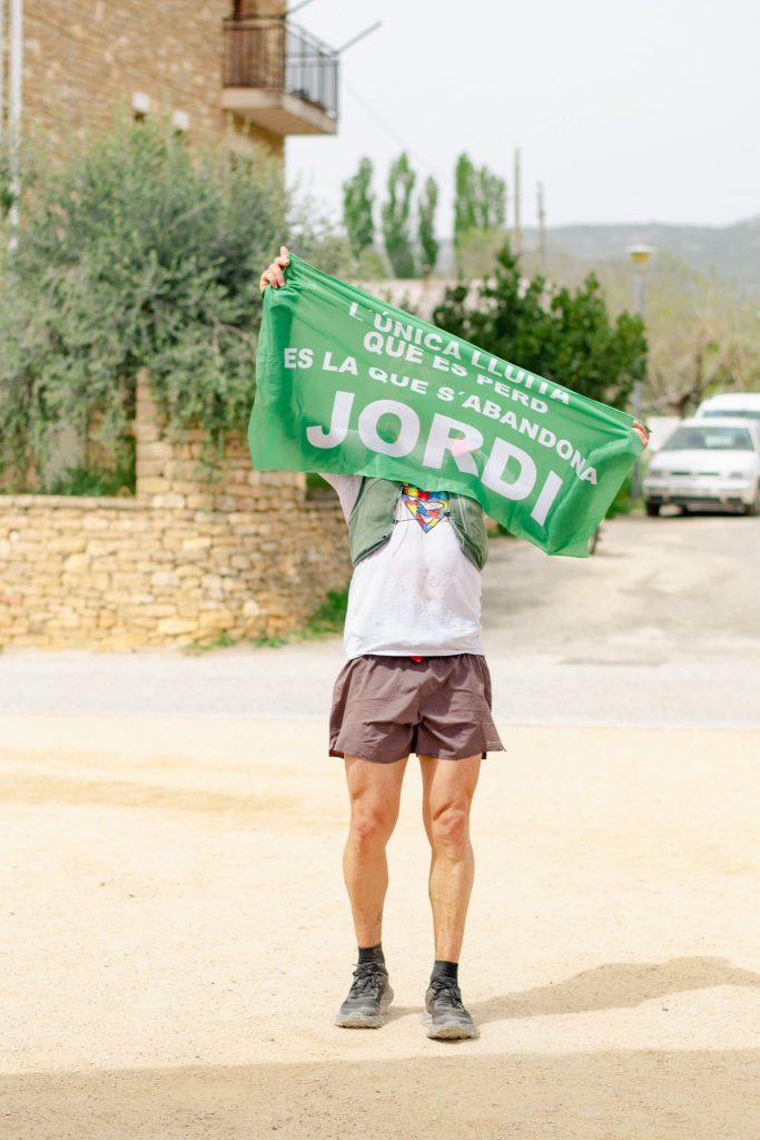 Home amb bandera verda